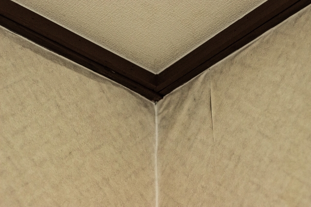 雨漏りのサイン：壁紙の浮き・剥がれ